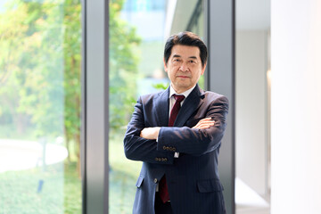 Fototapeta premium 真剣な表情で立つアジア人ビジネスマン