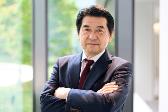 真剣な表情で立つアジア人ビジネスマン