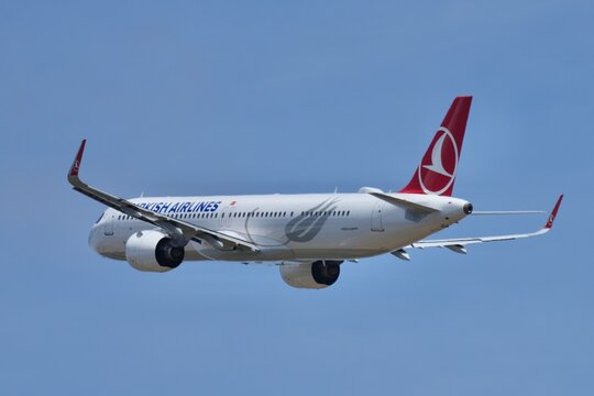 Turkish Airlines A321neo en vol vue arri&egrave;re