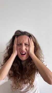 C&aacute;mara lenta de mujer blanca de 45 a&ntilde;os con fuerte dolor de cabeza