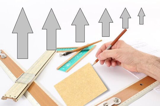 Operaio con i guanti che usa un tavolo da disegno, uno strumento di disegno d'epoca. Con post-it e spazio per il testo, e una prospettiva di frecce che si allontanano.