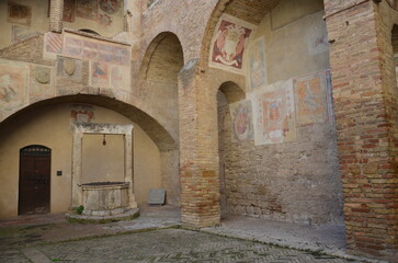 Obraz premium San Gimignano, Italy 03.04.2020: View of the inner courtyard of the Palazzo Nuovo del Podestà