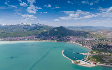 Fototapeta premium Aerial View of Tatvan City Center on the Shores of Lake Van in Bitlis, Turkiye – Urban Landscape Between Mountains and Water