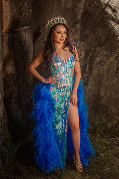 Beauty queen wearing luxury evening gown and crown Reina de belleza con vestido de gala y corona