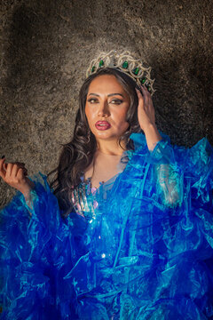 Beauty queen wearing luxury evening gown and crown Reina de belleza con vestido de gala y corona