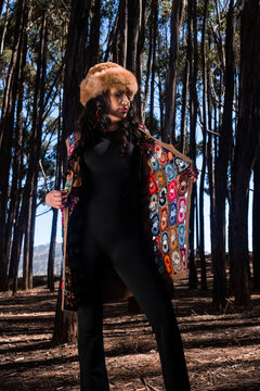 Beautiful Latin woman wearing traditional inspired Andean clothing Retrato femenino con textiles tradicionales andinos