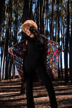 Beautiful Latin woman wearing traditional inspired Andean clothing Retrato femenino con textiles tradicionales andinos
