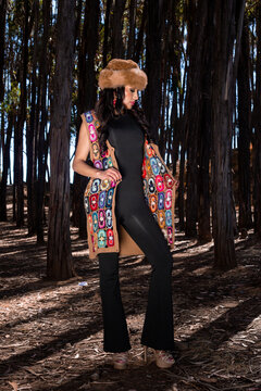 Beautiful Latin woman wearing traditional inspired Andean clothing Retrato femenino con textiles tradicionales andinos