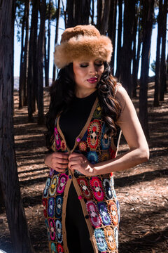 Beautiful Latin woman wearing traditional inspired Andean clothing Retrato femenino con textiles tradicionales andinos
