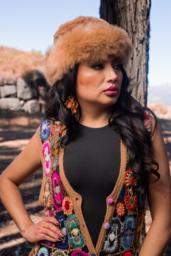 Beautiful Latin woman wearing traditional inspired Andean clothing Retrato femenino con textiles tradicionales andinos