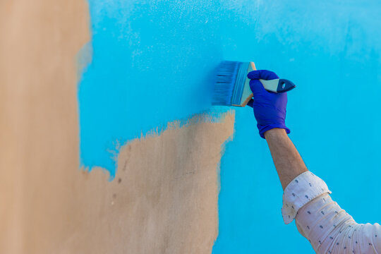 Paints the pool with blue paint. Selective focus.