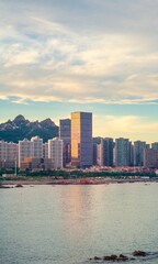 Obraz premium Sunset Skyline of Qingdao Maimai Island Seaside City
