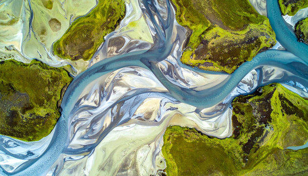 Abstrakte Luftaufnahme von oben auf ein hydrothermales Schlickdelta, komplexe organische verzweigte Kan&auml;le aus Silberwasser durch blass salbeigr&uuml;nes Sediment, feines Netz