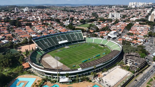 Vista de drone do Est&aacute;dio Brinco de Ouro da Princesa, do Guarani, em Campinas, SP, em 10 de junho de 2026, mostrando gramado, arquibancadas e skyline.