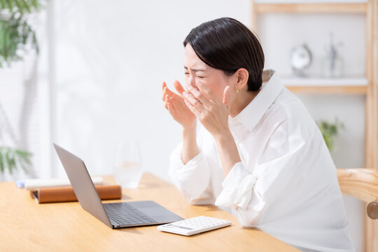 頭を抱える女性