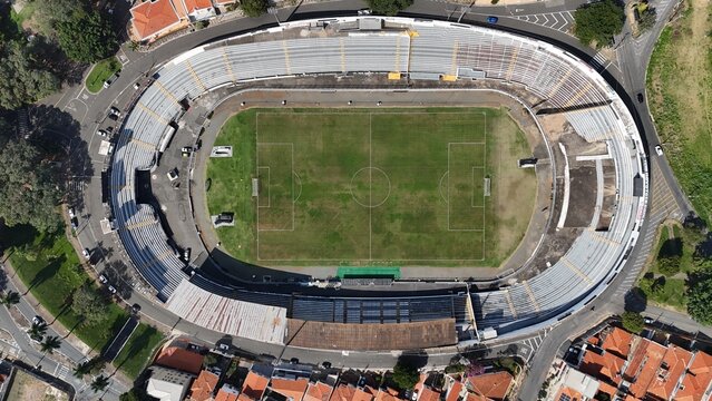 Imagem a&eacute;rea do Est&aacute;dio Mois&eacute;s Lucarelli em Campinas, destacando gramado, arquibancadas, acessos e a ocupa&ccedil;&atilde;o urbana do entorno, em 19 de junho de 2026.