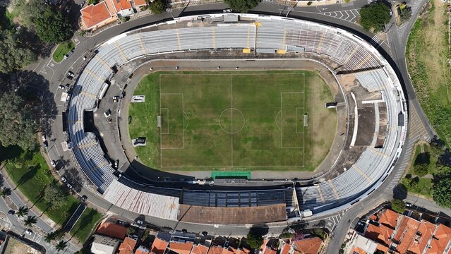Vis&atilde;o a&eacute;rea vertical do Est&aacute;dio Mois&eacute;s Lucarelli em Campinas, SP, com gramado, arquibancadas, ruas e casas ao redor, registrada por drone em 20 de junho de 2026