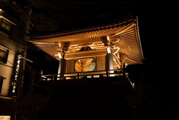 夜にライトアップされた伝統的な木造建築の美しいシルエット   Beautiful silhouette of a traditional wooden building illuminated at night  © 拓也 山並