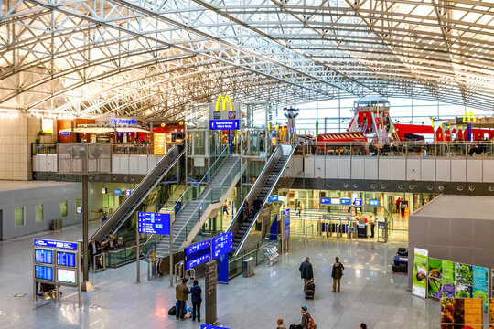 Terminalhalle am Flughafen Frankfurt mit Rolltreppen