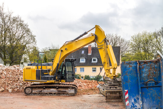Bagger auf Abrissbaustelle mit Bauschutt