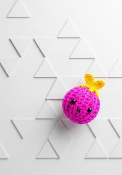 Sfondo moderno e minimale caratterizzato da una texture di triangoli geometrici incavati e in rilievo su una superficie bianca opaca, structure, creative, plaster