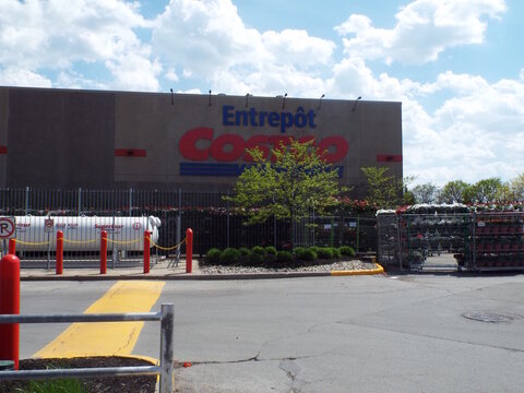 Gatineau,Quebec, Canada &ndash; May 21, 2026:The building exterior features a bilingual "Entrep&ocirc;t Costco Wholesale" sign, representing both French and English company names at 1100 Bd Maloney O.