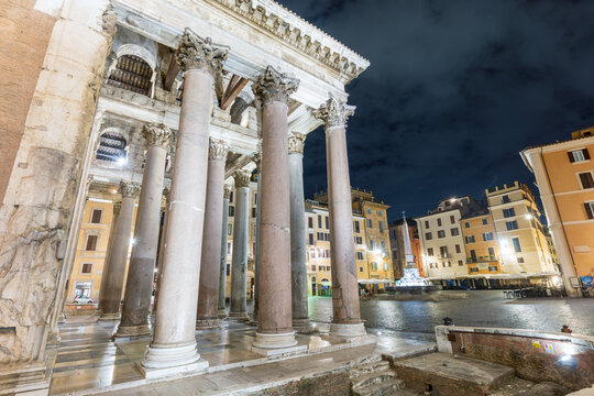Il Pantheon di notte, edificio storico dell&rsquo;antica Roma. Patrimonio dell&rsquo;Unesco.