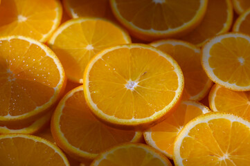 Fototapeta premium Brightly sliced oranges create a vibrant display in a sunny marketplace