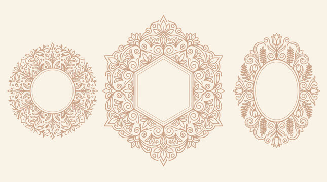 Conjunto de tr&ecirc;s molduras decorativas ornamentadas com design floral detalhado e estilo vintage elegante, perfeitas para convites de casamento, cart&otilde;es de luxo e projetos de design gr&aacute;fico