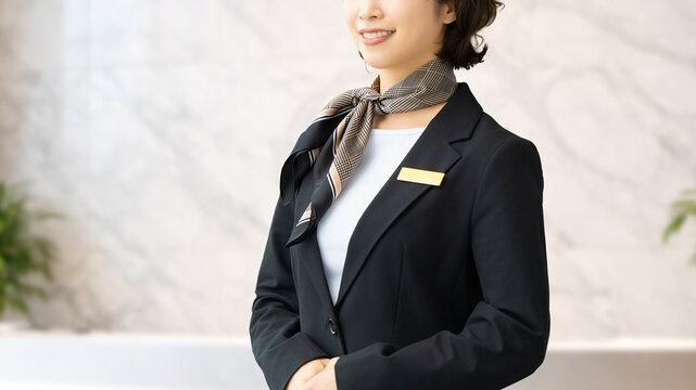 ホテルで案内をする女性・コンシェルジュ, Female Hotel Concierge Providing Guidance