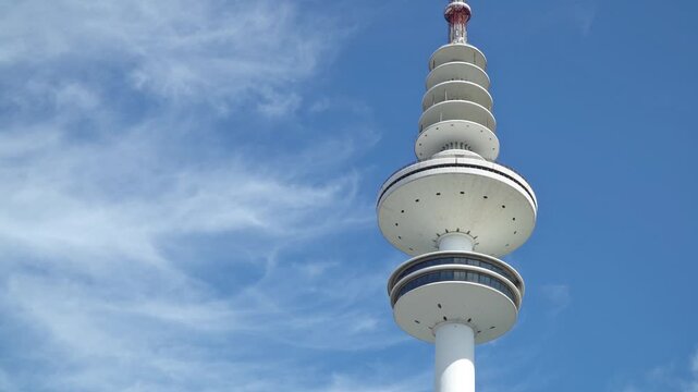 Fernsehturm in Hamburg - Blauer Himmel Panorama
