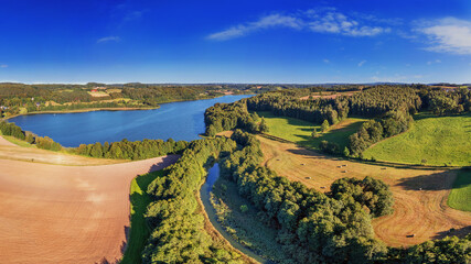 Kaszuby. Rzeka Radunia i jezioro Brodno Małe. © Janusz Lipiński