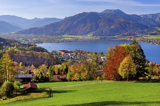 Panorama of the village and lake with the monastery castle in autumn, Tegernsee, Tegernsee, Tegernsee valley, Mangfall mountains, Bavarian Alps, Upper Bavaria, Bavaria, Germany