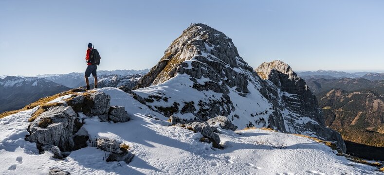 Climbers on the rocky summit ridge with first snow in autumn, hiking trail to Guffert, solar reflex, Brandenberg Alps, Tyrol, Austria
