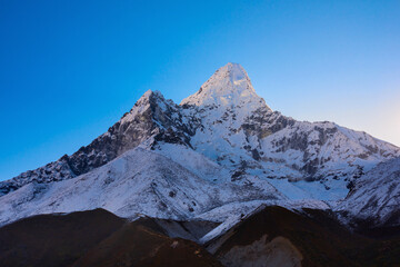 Obraz premium Snowy mount Ama Dablam before sunrise. Pangboche village on Everest base camp trek in Nepal.
