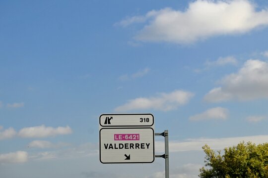 Photograph of a road sign indicating exit 318 to Valderrey on the A-6 motorway in Spain.June 29, 2026