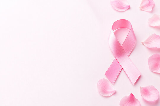 La&ccedil;o Rosa e P&eacute;talas em Fundo Claro: Conscientiza&ccedil;&atilde;o e Preven&ccedil;&atilde;o do C&acirc;ncer de Mama no Outubro Rosa com Espa&ccedil;o para Texto