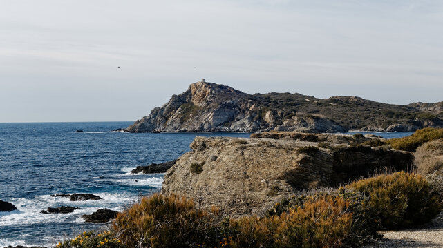 Vue sur l&rsquo;&icirc;le des Embiez depuis l&rsquo;&icirc;le du Grand Gaou &agrave; Six-Fours-Les-Plages en Provence, d&eacute;partement du Var, France.