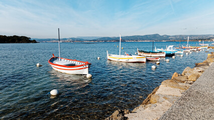 Des barques et petits bateaux à Six-Fours-Les-Plages (Le Brusc) en Provence, département du Var, France. © David-CASSESE