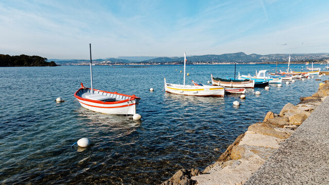 Des barques et petits bateaux &agrave; Six-Fours-Les-Plages (Le Brusc) en Provence, d&eacute;partement du Var, France.
