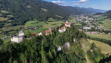 Fototapeta premium Hoch über Rottenmann – Burg Strechau, Steiermark 
