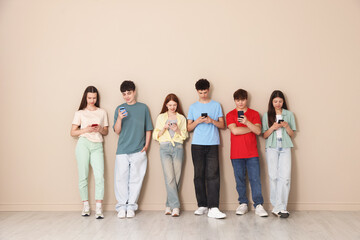 Obraz premium Group of teenagers with different smartphones indoors