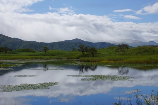 知床国定公園の風景　知床五湖（第１湖）と知床連山