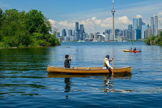 Canoe paddlers on Toronto harbour skyline