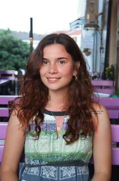 RITRATTO DI GIOVANE RAGAZZA SORRIDENDO
