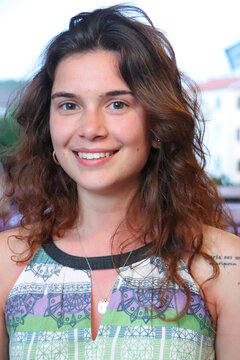 RITRATTO DI GIOVANE RAGAZZA SORRIDENDO