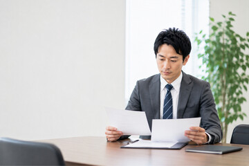 Fototapeta premium 30代男性,男性,ビジネスマン,会社員,スーツ,ビジネススーツ,ネクタイ,ジャケット,オフィスカジュアル,日本人男性,30代,日本人,ビジネス,オフィス,仕事,キャリア,管理職,営業,マーケティング,経営者,起業家,リーダー,プロフェッショナル,エリート,商談,ミーティング,プレゼンテーション,ノートパソコン,スマートフォン,デスクワーク,リモートワーク,笑顔,真剣,腕組み,立ち姿,ポートレート,