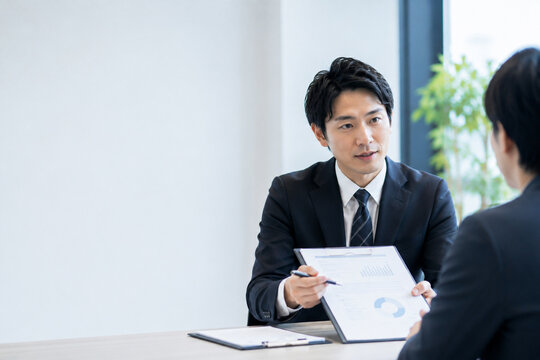 30代男性,男性,ビジネスマン,会社員,スーツ,ビジネススーツ,ネクタイ,ジャケット,オフィスカジュアル,日本人男性,30代,日本人,ビジネス,オフィス,仕事,キャリア,管理職,営業,マーケティング,経営者,起業家,リーダー,プロフェッショナル,エリート,商談,ミーティング,プレゼンテーション,ノートパソコン,スマートフォン,デスクワーク,リモートワーク,笑顔,真剣,腕組み,立ち姿,ポートレート,