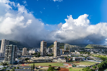 Naklejka premium Cumulus congestus (towering cumulus) over Koʻolau Range with Trade winds. in Waikiki, City of Honolulu, Oahu island, Hawaii. Cumulus clouds are low-level clouds 