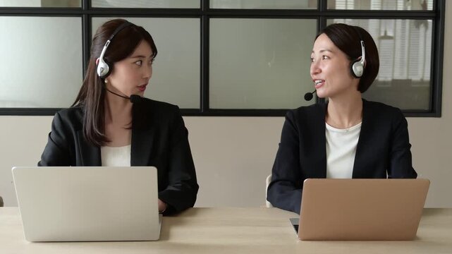 笑顔で会話をするコールセンターの女性